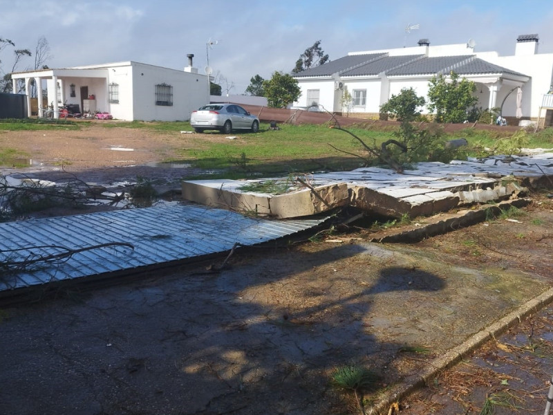 La valla de una casa derribada por el tornado en Huelva