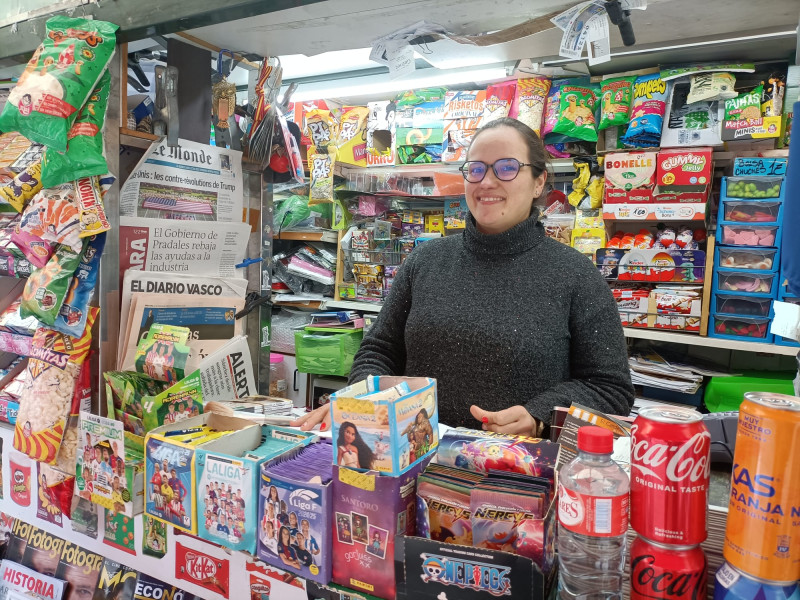 Estefanía Moreno en su kiosko de Santander