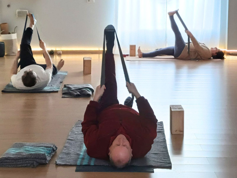 Las clases de oncoyoga se llevan a cabo en el centro Samsara de Narón