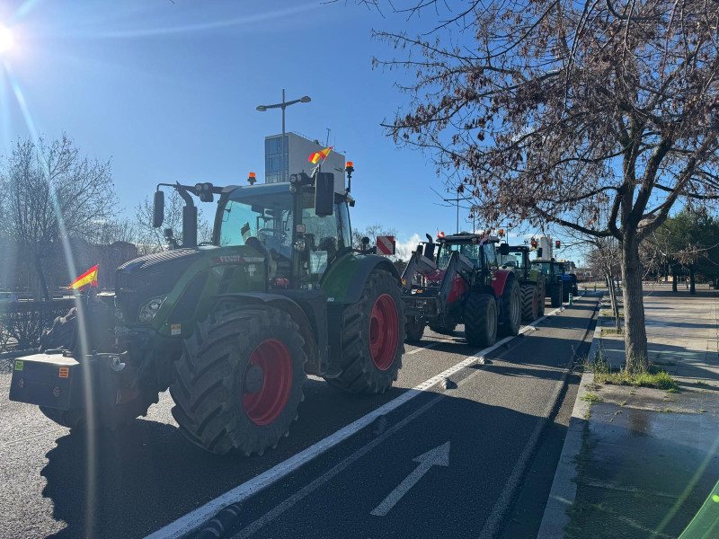 Tractores aparcados en la Avenida de Salamanca