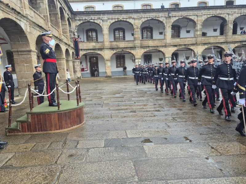 Un momento del desfile en el interiro del cuartel de Dolores de Ferrol