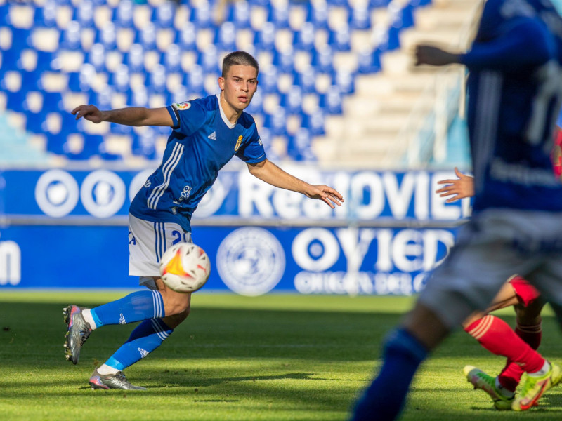 Javi Moreno en su debut con el primer equipo del Real Oviedo.