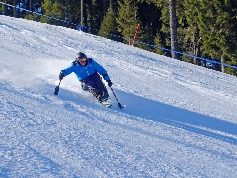 Una persona parapléjica esquiando en la nieve