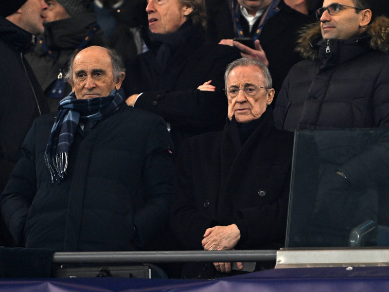 Florentino Pérez en el palco del Etihad Stadium para presenciar el Manchester City - Real Madrid.