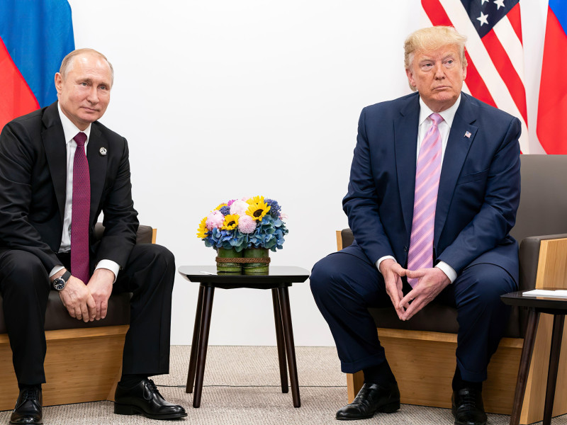 El presidente Donald J. Trump participa en una reunión bilateral con el presidente de la Federación Rusa, Vladimir Putin