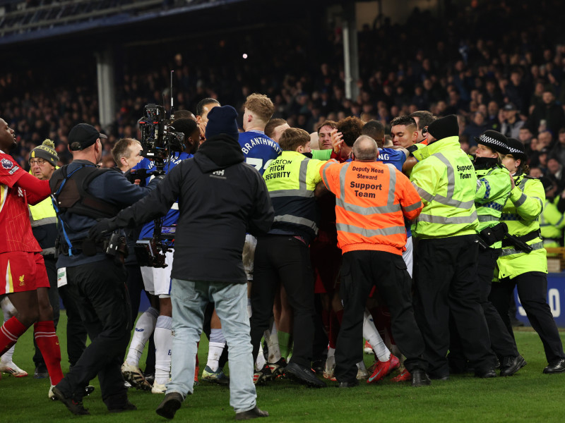 La policía y los stewards separan a los jugadores tras el 2-2 del Everton.