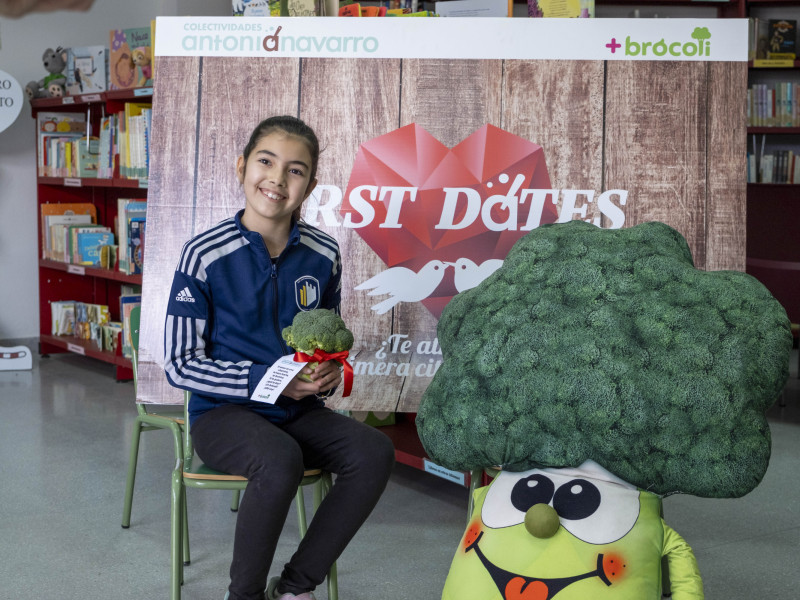 Niña con un ramo de brócoli