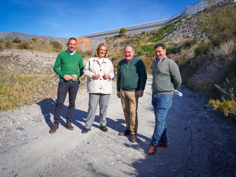 Con fondos del PFEA el Ayuntamiento de Motril arregla el Camino de El Colorao