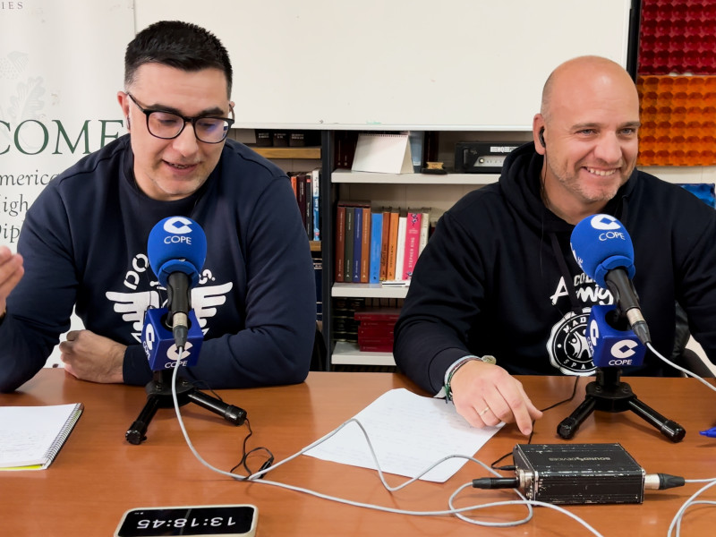 Miguel, el profesor fiel oyente de COPE, junto al director de Mediodía COPE, Ángel Correas