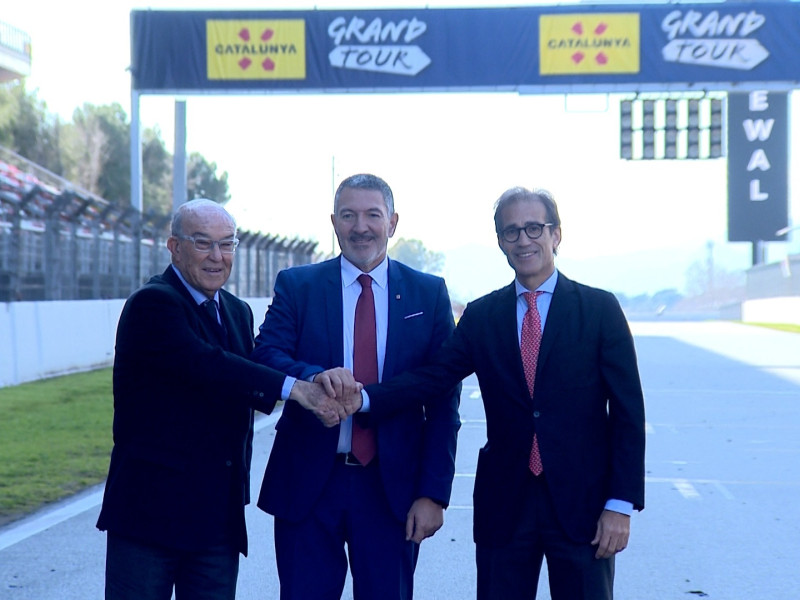 Carmelo Ezpeleta (izquierda) en la recta principal del Circuit de Barcelona-Catalunya.