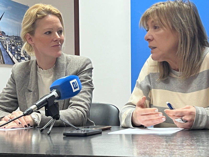 Estefanía Rodríguez y Esther Llamazares, durante la comparecencia del PP de Avilés