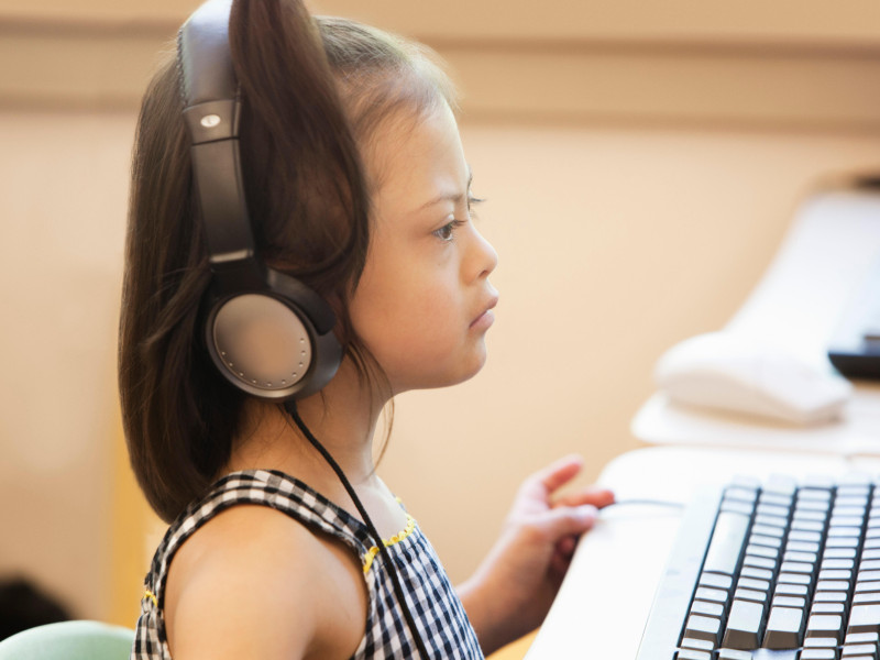 Una niña pequeña aprende en un centro para alumnos con síndrome de Down