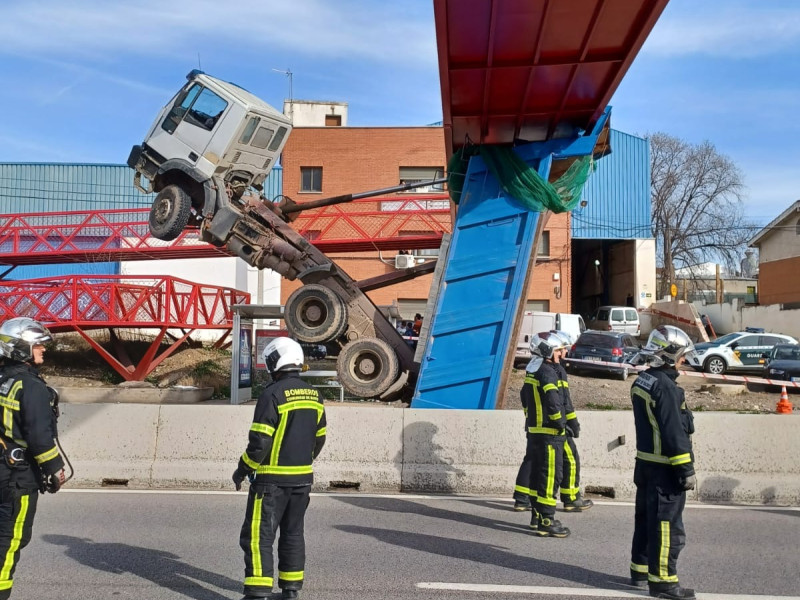 Camión colgando de la pasarela