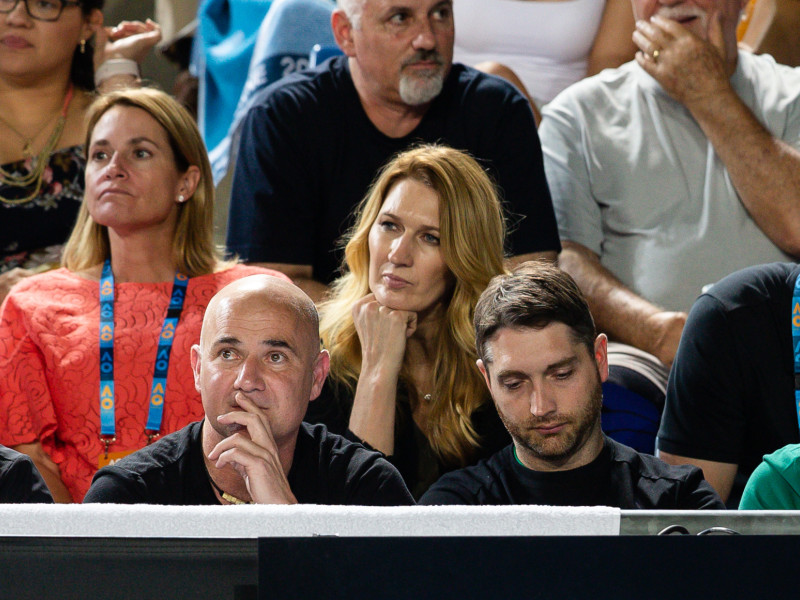 Steffi Graf y Andre Agassi ven un partido de tenis en el Open de Australia.