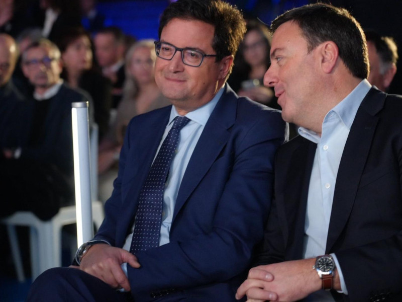 El ministro de Transformación Digital, Óscar López, con el presidente de la Diputación de A Coruña, Valentín González Formoso