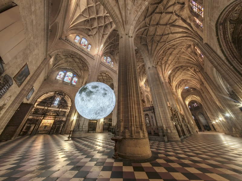 La Luna baja a la Catedral de Segovia