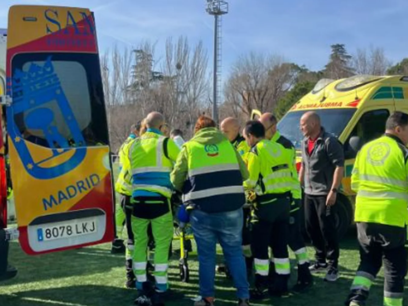 Imagen de los técnicos del SAMUR atendiendo al árbitro en Moratalaz