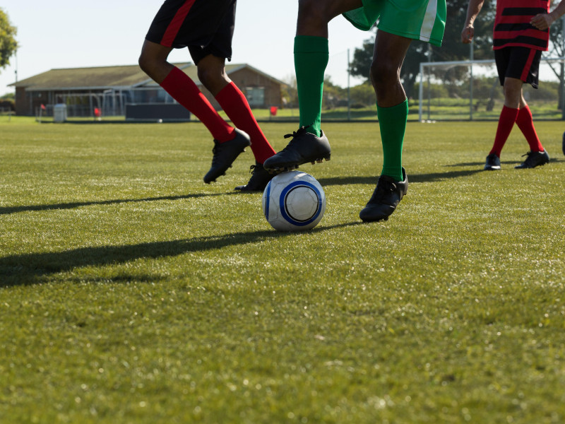 Dos jugadores de un partido de categorías inferiores de fútbol