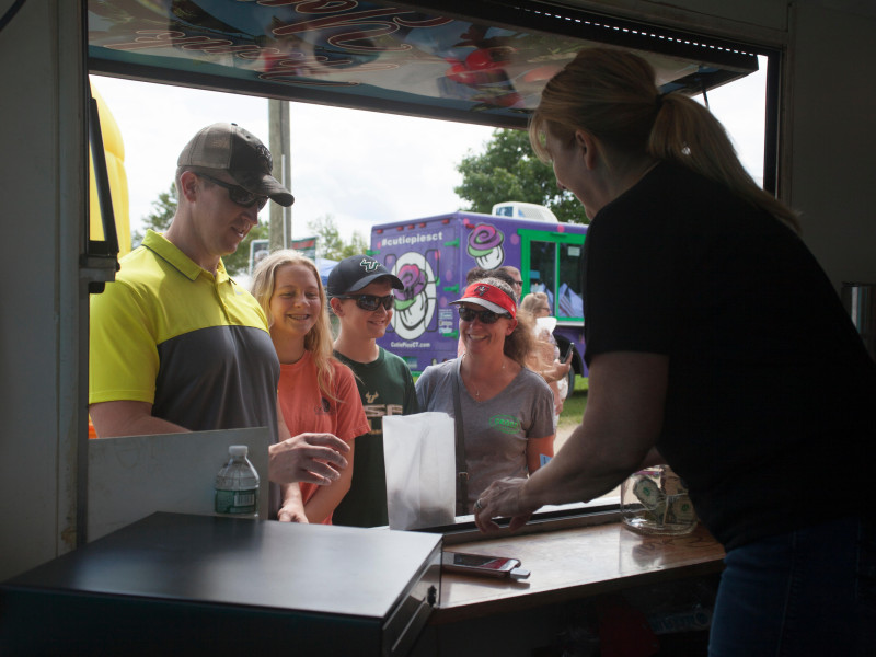 Una autónoma atendiendo a los clientes en un food truck