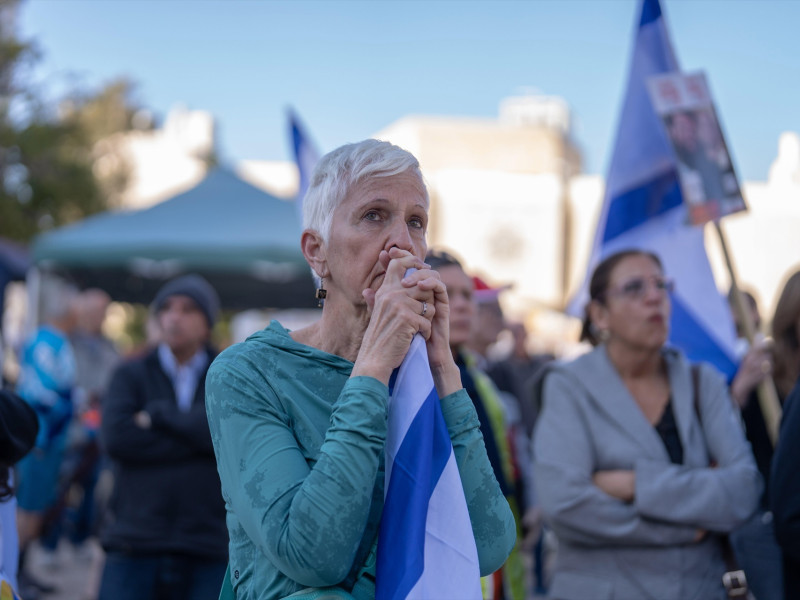15 February 2025, Israel, Tel Aviv: Israelis gather at Hostages Square in Tel Aviv, ahead of the release of the three Israeli hostages Sagui Dekel Chen, Alexander Sasha Troufanov and Yair Horn, who had been held captive since October 7, 2023. Palestinian Islamist group Hamas is set to release two Israeli hostages on Saturday following a tense stand-off over the future of the ceasefire in the Gaza Strip, while Palestinian militant group Islamic Jihad plans to release another. Photo: Ilia Yefimovich/dpa15/2/2025 ONLY FOR USE IN SPAIN