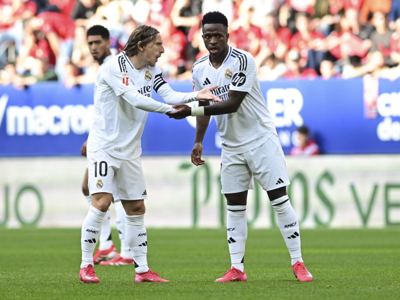 Vinicius y Modric discutiendo durante el partido del Osasuna - Real Madrid