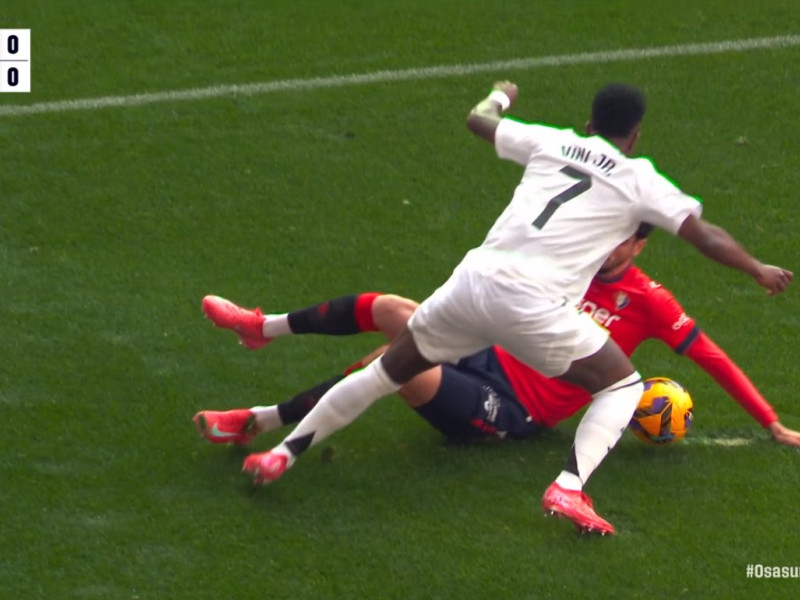 Vinicius pidió penalti de Catena por mano en los minutos iniciales del partido.