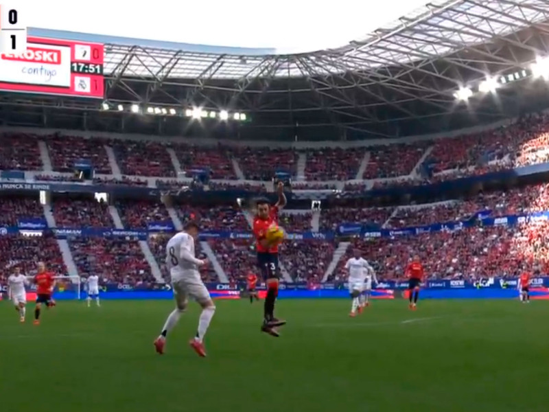 El balón de Fede Valverde golpea en la mano de Juan Cruz.