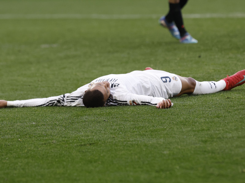 Kylian Mbappé, tumbado en el césped durante el partido Osasuna-Real Madrid