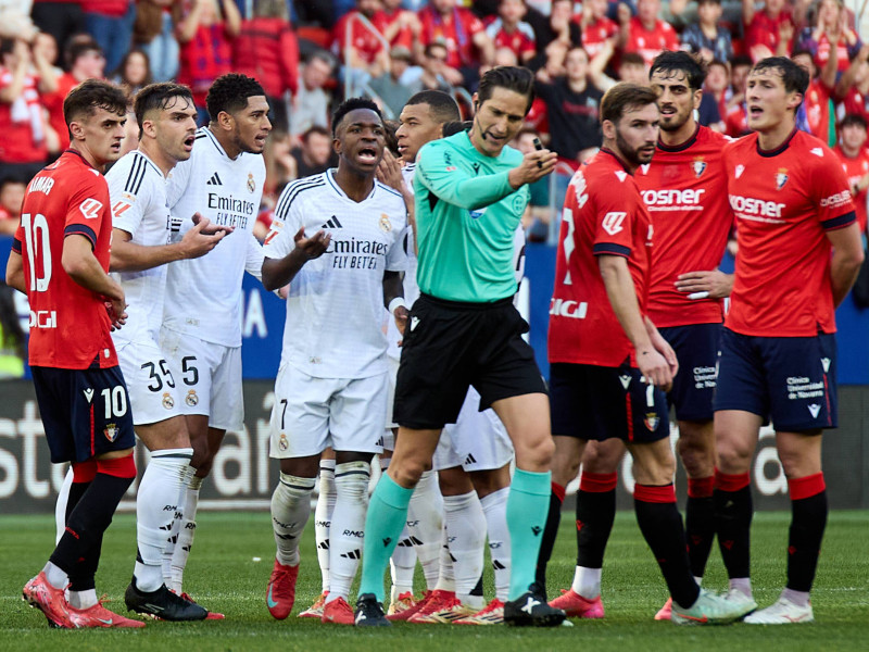 Momento de la expulsión a Bellingham durante el Osasuna-Real Madrid por Munuera Montero