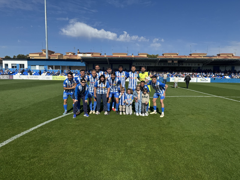 Once del Águilas FC para medirse al UCAM con chavales y niños con la camiseta del equipo costero.