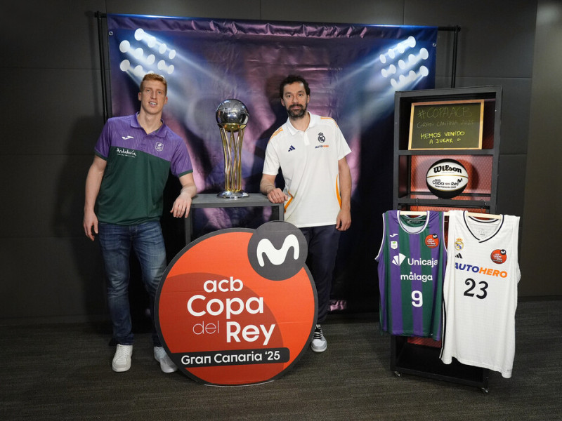 Alberto Díaz y Sergio Llul posan con la Copa del Rey