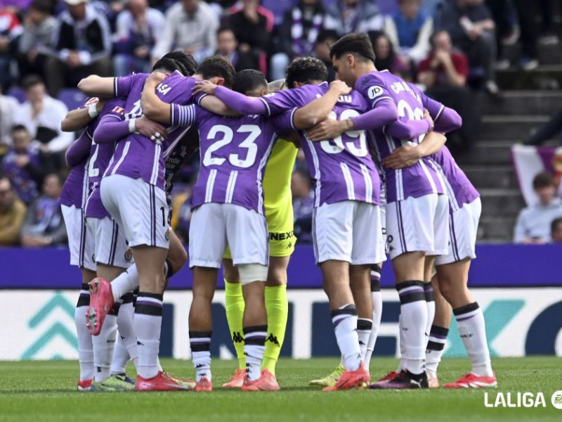 Los jugadores del Valladolid antes de comenzar el encuentro ante el Sevilla