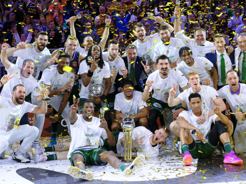 Los jugadores de Unicaja celebran y posan con el trofeo de la Copa del Rey.