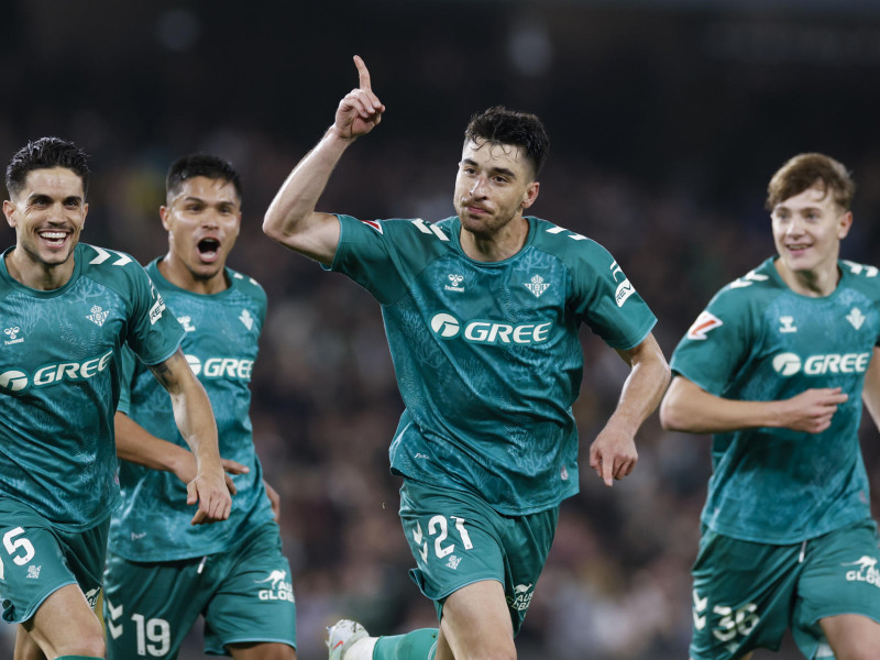 Marc Roca celebra el Betis 3 - Real Sociedad 0