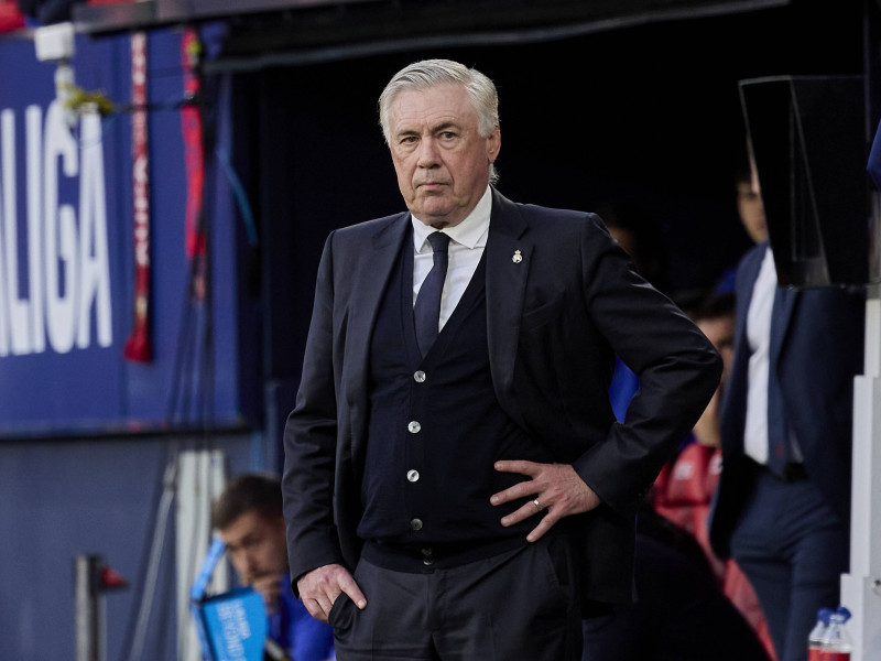 Carlo Ancelotti en la banda de El Sadar en el Osasuna - Real Madrid.