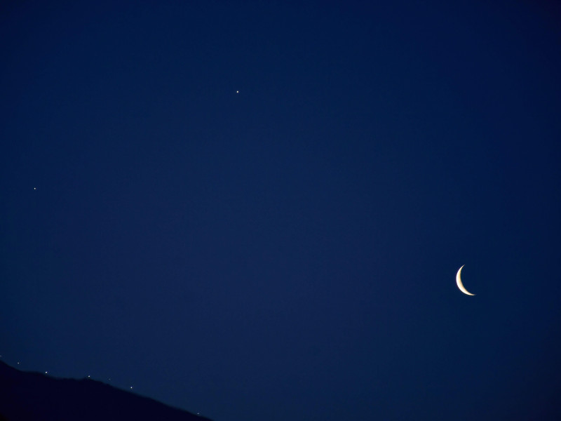 Se ve una luna creciente junto con Venus durante una rara alineación de cuatro planetas, Venus, Júpiter, Marte y Saturno en Srinagar.