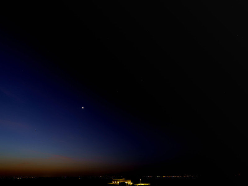 Mercurio, Venus, la Luna, Marte, Júpiter y Saturno en alineación casi perfecta justo antes del amanecer.