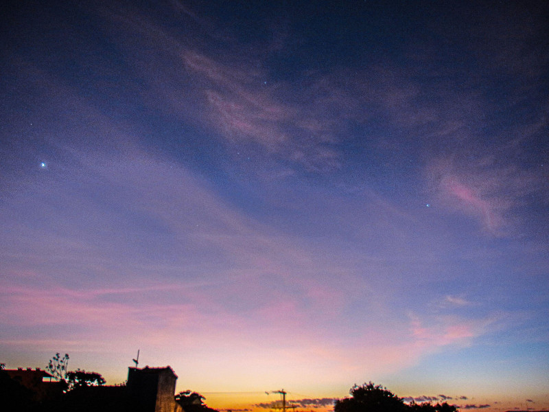 Porto Alegre, Rio Grande do Sul, Brasil: El encuentro de los planetas Mercurio, Venus, Marte, Júpiter y Saturno, antes del amanecer, visto desde Porto Alegre, este domingo por la mañana