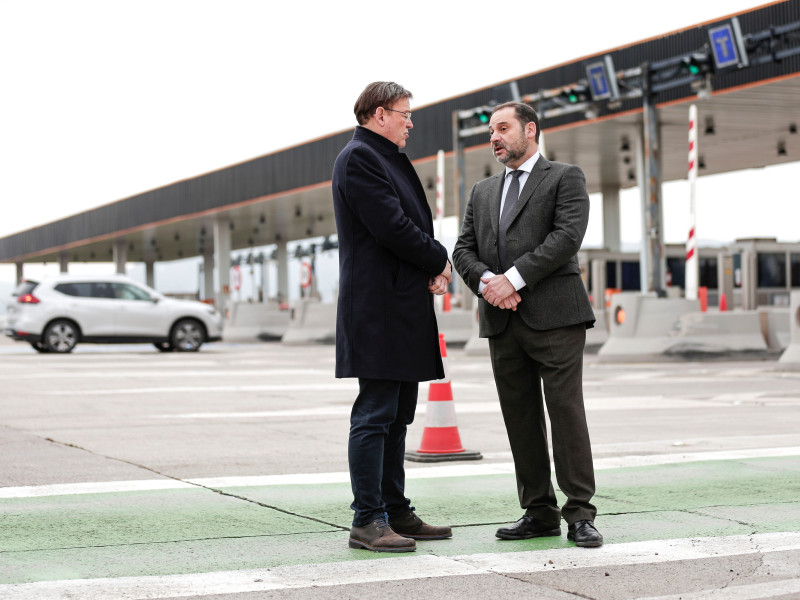 president de la Generalitat, Ximo Puig (izqda), conversa con el ministro de Fomento en funciones, José Luis Ábalos, en el área de peaje de Sagunto, en el día en que finaliza a partir de medianoche la concesión de la AP-7, en el tramo entre Tarragona y Alicante.