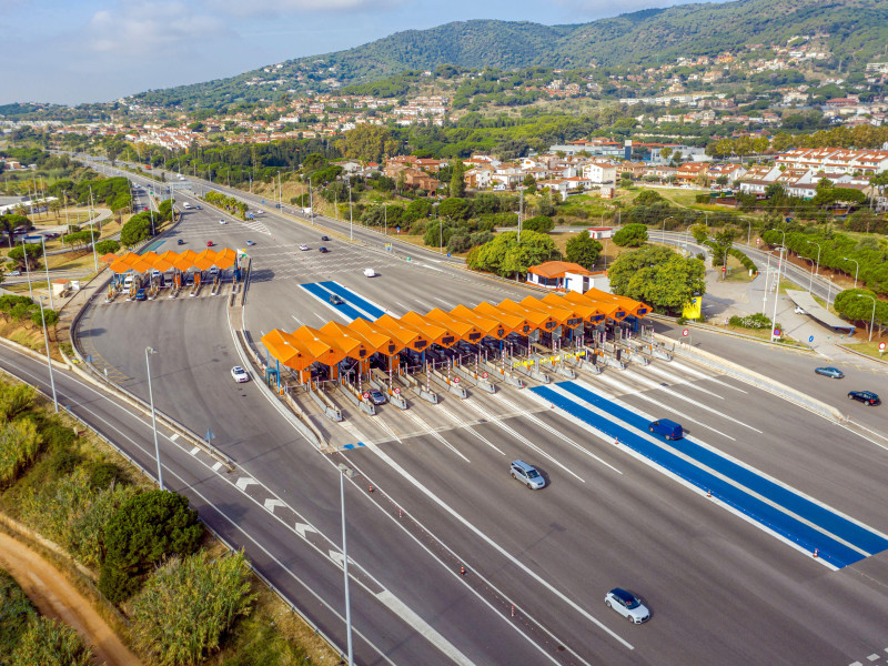 Vehículos que pasan por el punto de pago automático en una autopista de peaje. España