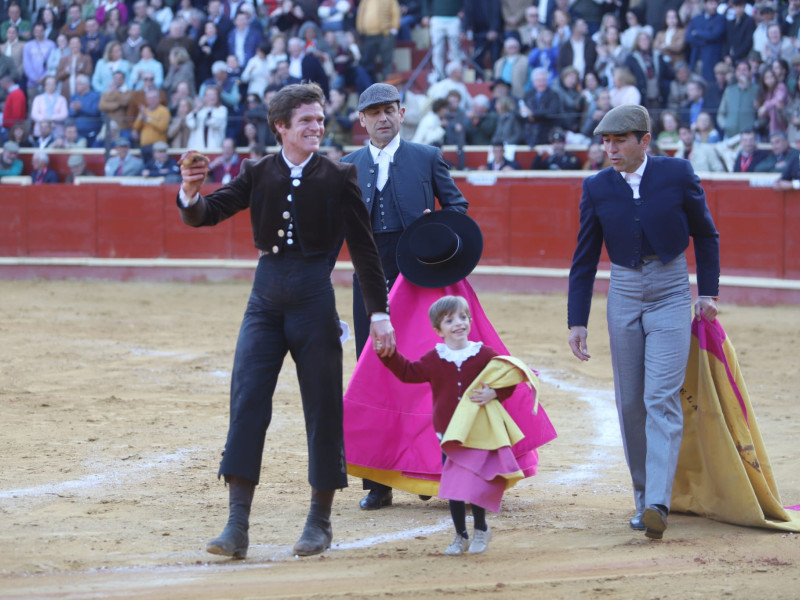 Borja Jiménez dando la vuelta al ruedo junto al pequeño Manuel