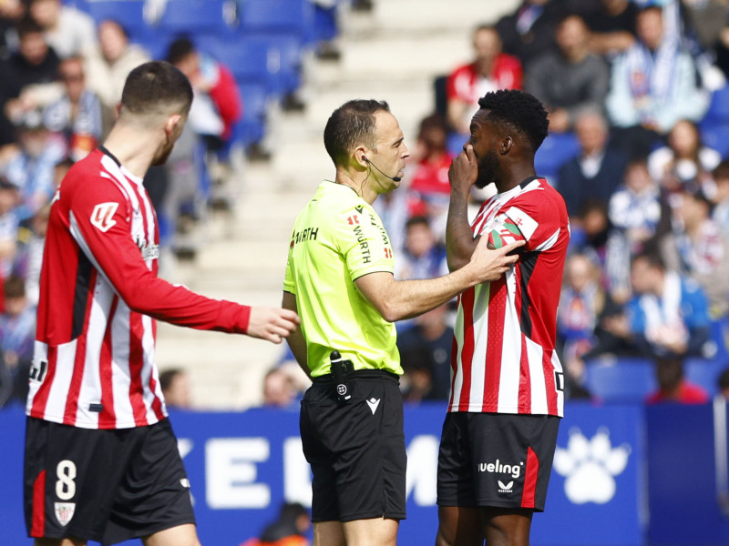 Iñaki Williams habla con el colegiado Cuadra Fernández en el Espanyol-Athletic