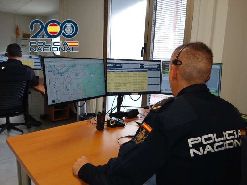 Policía Nacional ante un ordenador