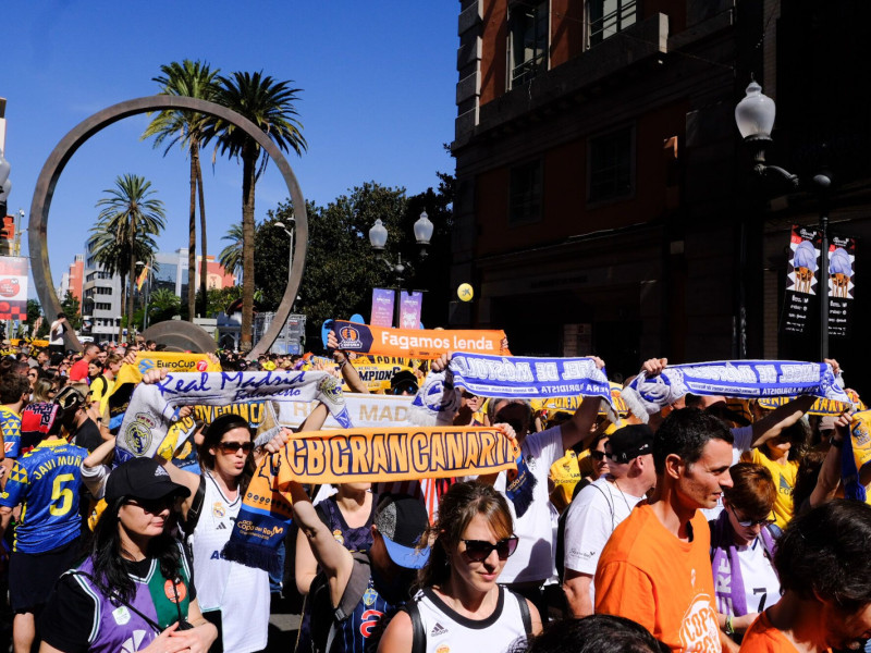 Aficionados en la calle Triana, en Las Palmas de Gran Canaria