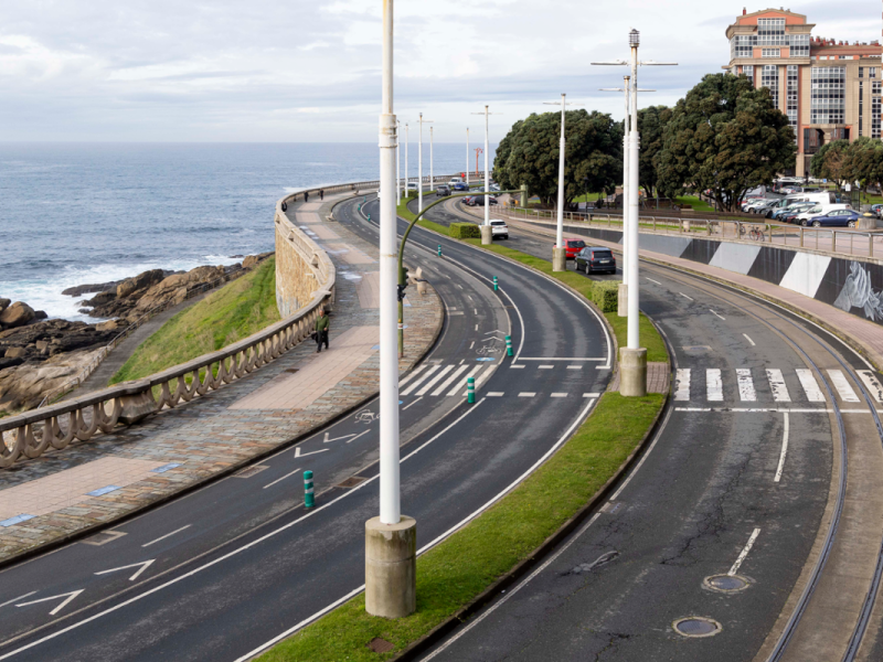 Raíles del tranvía a la altura de As Lagoas, en A Coruña, Paseo Marítimo