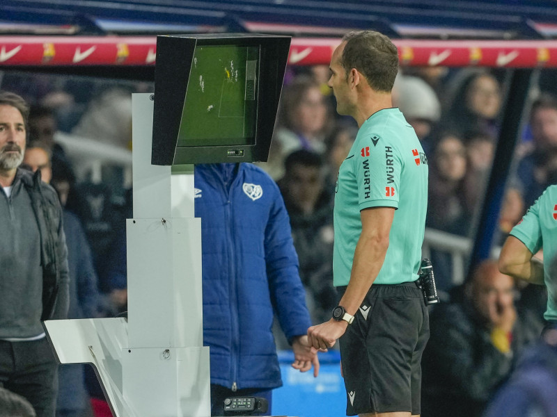 Melero López revisando el VAR