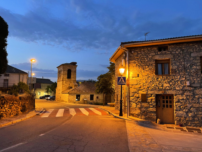 Calle e iglesia, vista nocturna. Pinuecar, provincia de Madrid