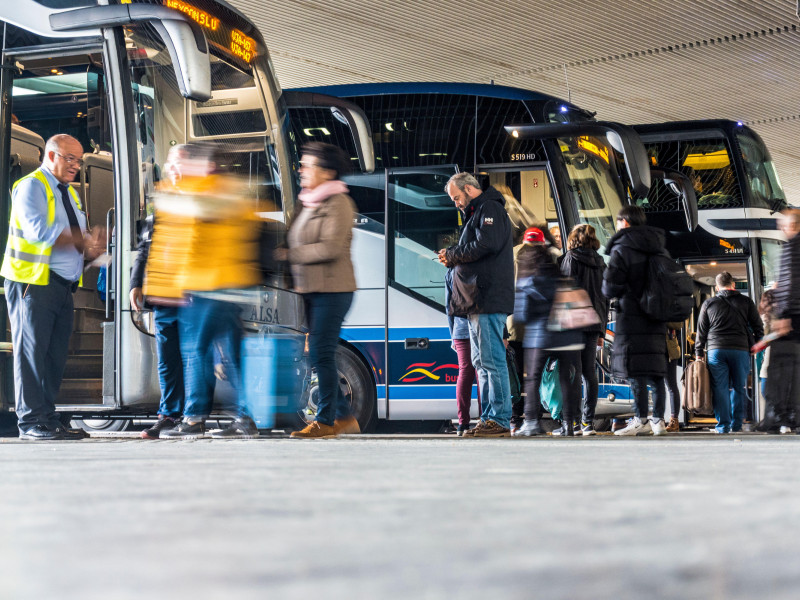 Pasajeros en la estacion de autobuses de granada