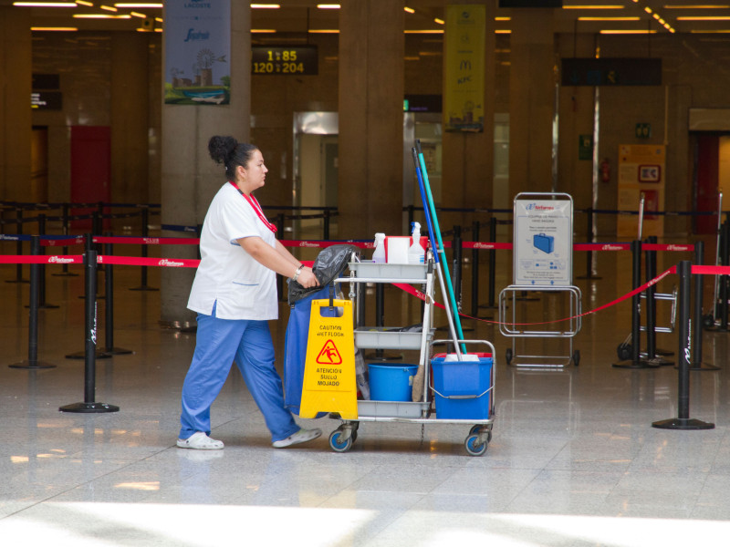 Mujer limpiadora trabajando en el Aeropuerto de Palma de Mallorca