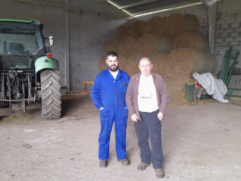 Jesús con su padre Adolfo, en su explotación familiar en Lugo